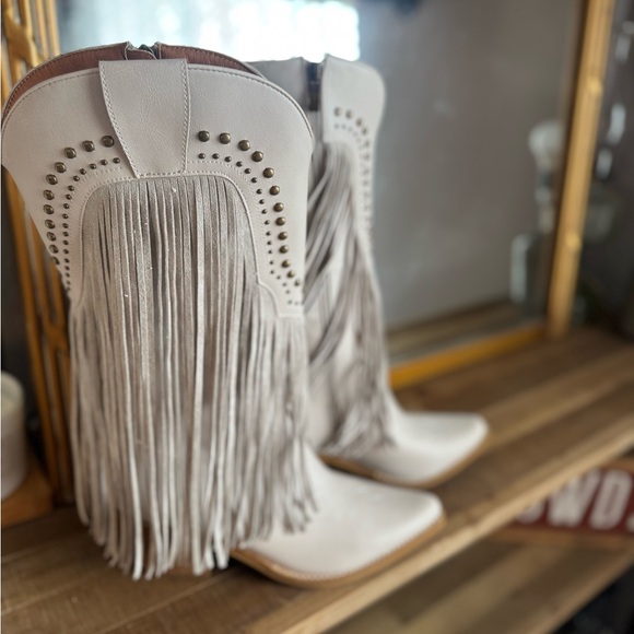 Gorgeous grey Fringe boots - Picture 3 of 9